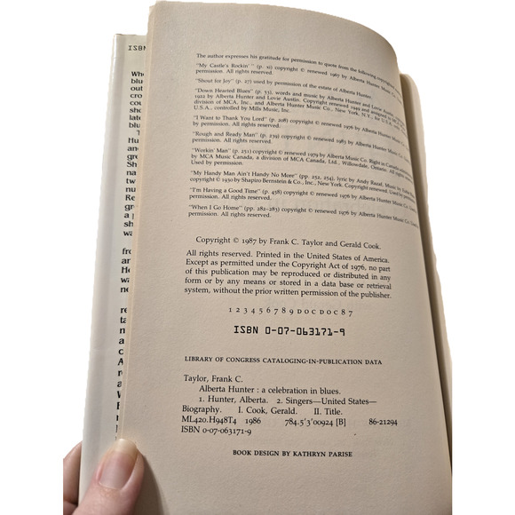 ALBERTA HUNTER A CELEBRATION IN BLUES First Edition Biography 0070631719 - Picture 6 of 7